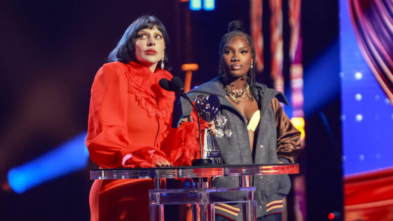 Lady Gaga e Doechii no iHeartRadio Music Awards 2025