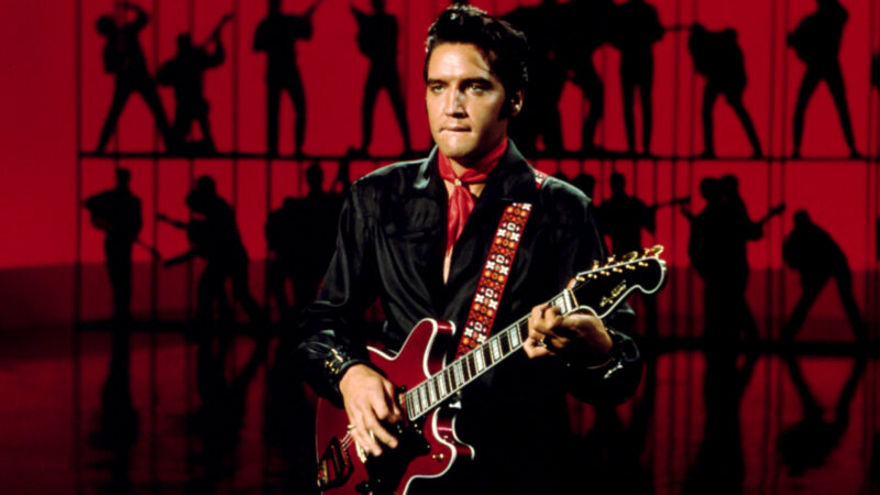 Elvis Presley no '68 Comeback Special com guitarra vermelho cereja