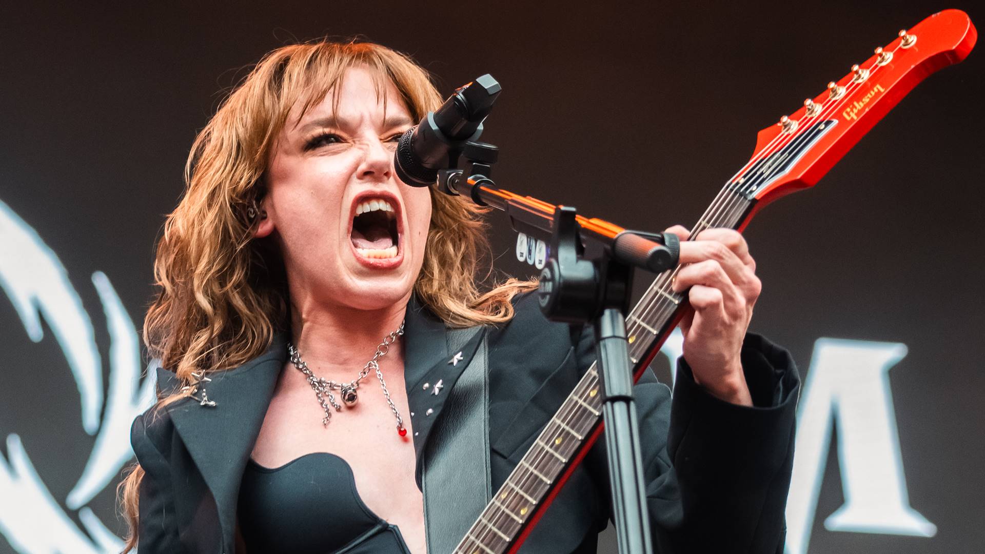 Lzzy Hale, do Halestorm, ao vivo no Monsters of Rock 2026 (Foto: Ellen Artie @ellenartie)