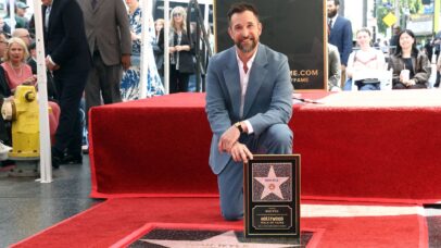 Noah Wyle, de ‘The Pitt’, ganha estrela na Calçada da Fama de Hollywood
