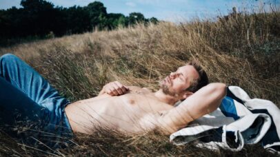 ‘Pillion’ tem nudez de Alexander Skarsgård censurada e revolta assinantes de streaming