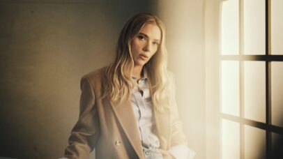 Scarlett Johansson relembra pressão no início da carreira: ‘Era aceitável nos destruir pela aparência’