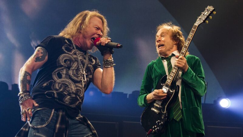 Axl Rose e Angus Young durante show do AC/DC em 2016 (Foto: Barry Brecheisen / WireImage)