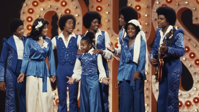 A família Jackson em 1976 (E-D): Randy, La Toya, Marlon, Janet, Michael, Jackie, Rebbie e Tito. (Foto: Hulton Archive / Getty Images)