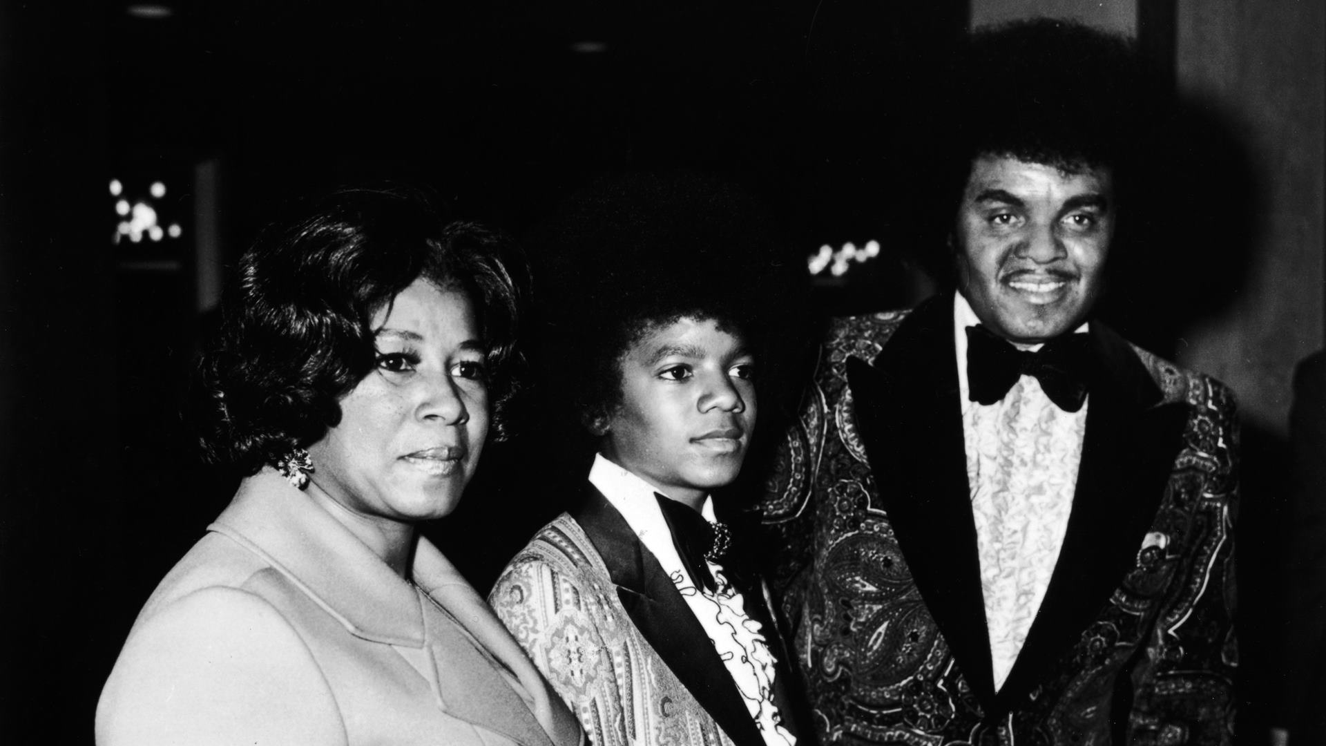 Michael Jackson com a mãe, Katherine, e o pai, Joe, em 1973 (Foto: Fotos International / Getty Images)