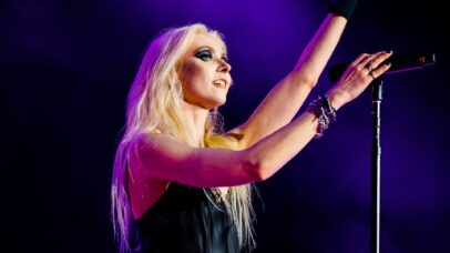 ‘Quando meus superpoderes vão começar a funcionar?’: Taylor Momsen é mordida por aranha venenosa em turnê do AC/DC