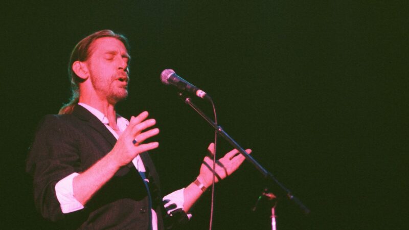 Alex Ligertwood em apresentação com a banda Santana, em 1989 (Foto: Garry Clarke /Redferns)