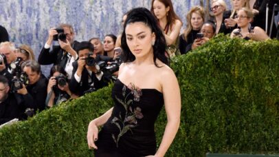 Charli XCX retorna com a nova música, ‘Rock Music’ — e sim, ela agita