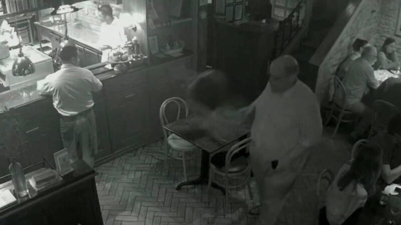 Ed Motta em restaurante (Foto: reprodução / X)