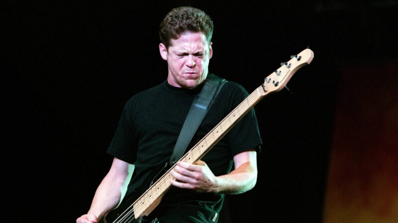 Jason Newsted com o Metallica em 1999 (Photo by Paul Bergen / Redferns via Getty Images)