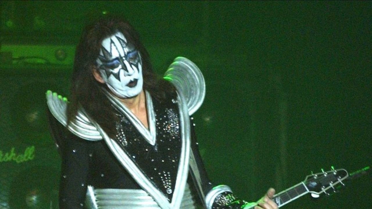 Ace Frehley toca com Kiss em Nova York, 2002 (Foto: George De Sota / Getty Images)