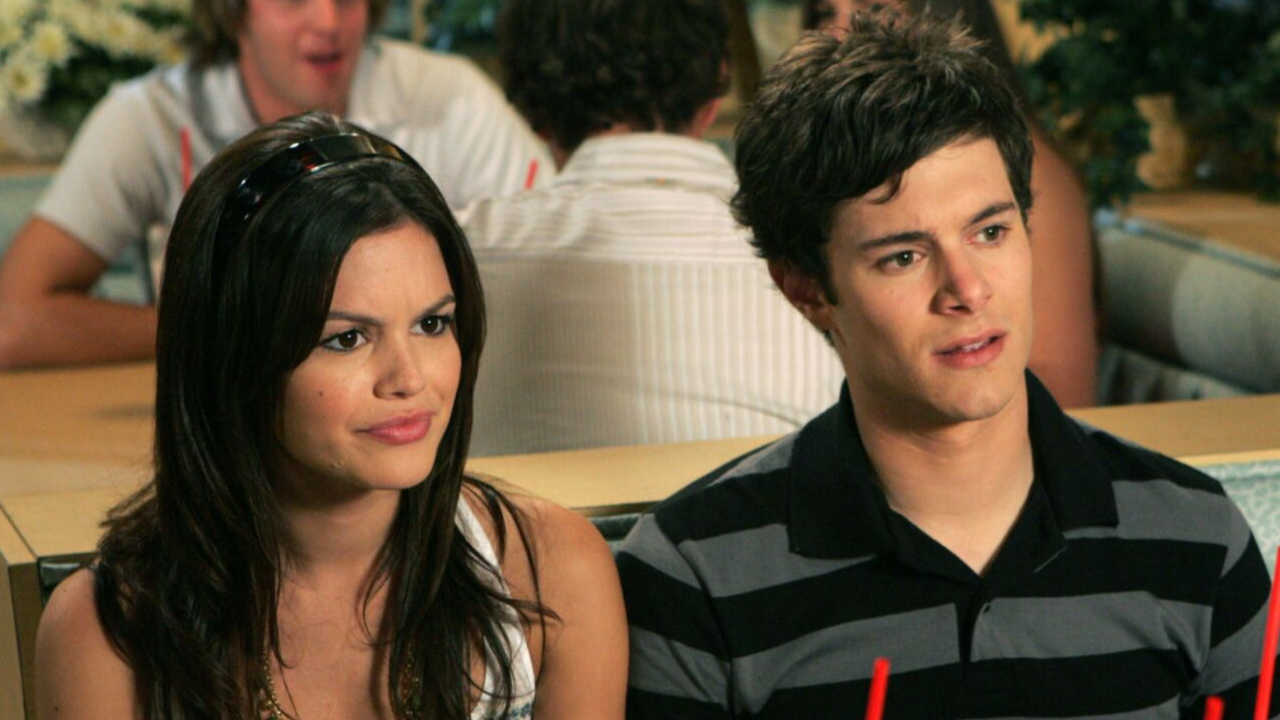 Rachel Bilson e Adam Brody em cena da série The O.C. (Foto: Greg Schwartz/ Getty Images)