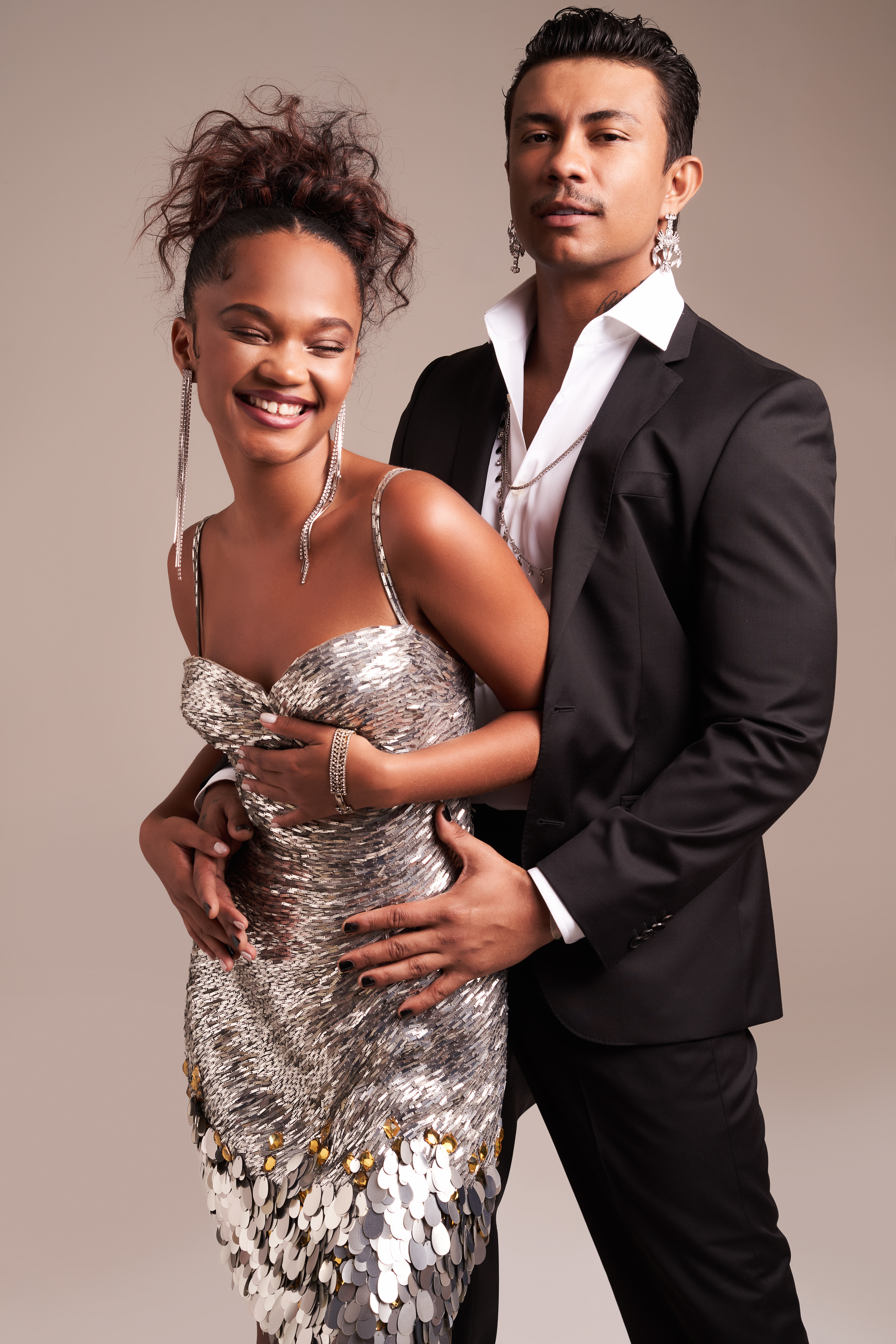 Agnes Nunes e Xamã na capa da Rolling Stone Brasil de janeiro de 2022. Xamã veste terno, camisa e calça Hugo Boss (@hugoboss), óculos Balmain (@balmain) exclusivo na Protus Group Brasil (@protusgroupbr) e joias Marisa Clearmann (@marisaclearmannjoias)