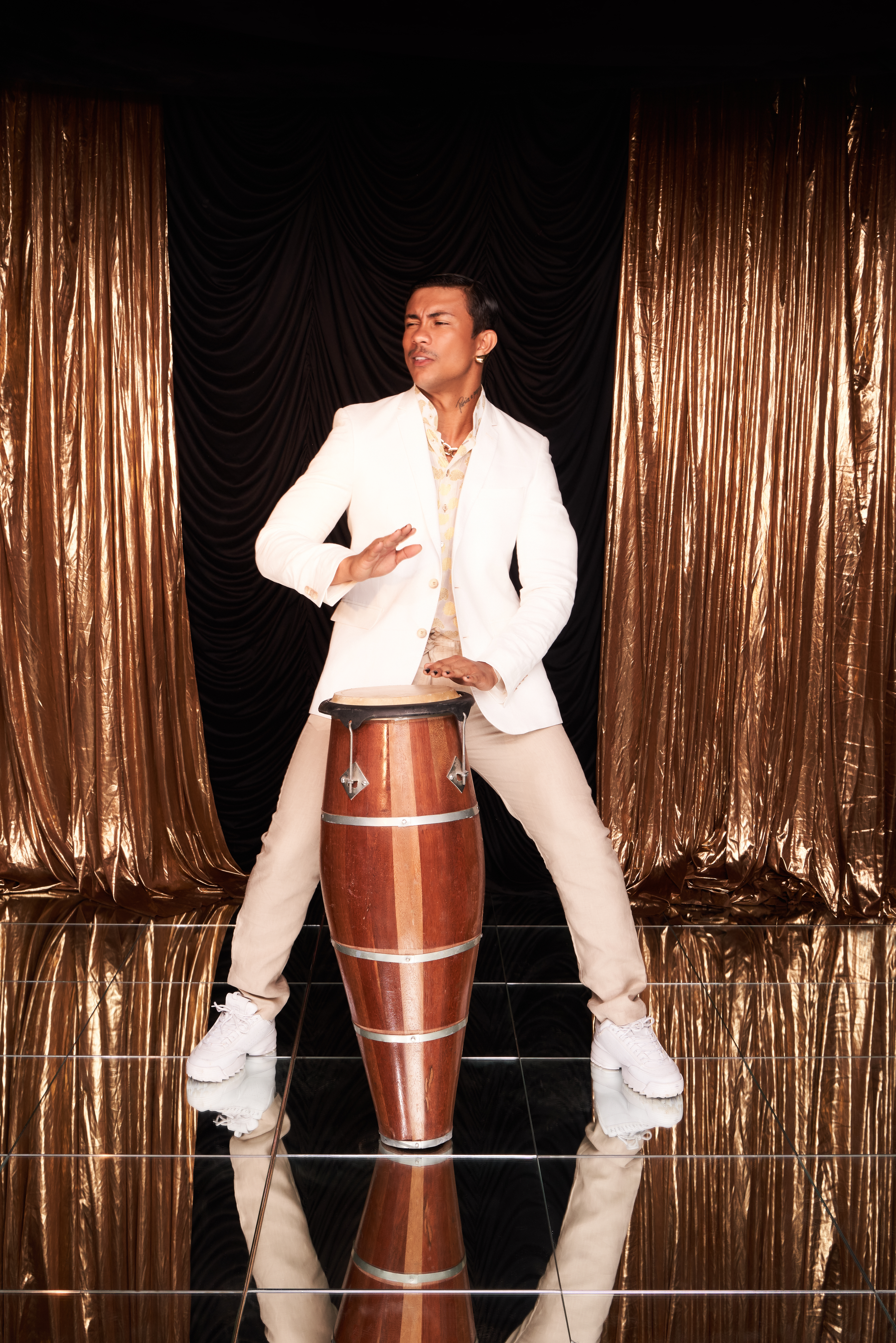 Xamã na capa da Rolling Stone Brasil de janeiro de 2022. Xamã veste terno, camisa e calça Hugo Boss (@hugoboss), óculos Balmain (@balmain) exclusivo na Protus Group Brasil (@protusgroupbr) e joias Marisa Clearmann (@marisaclearmannjoias)