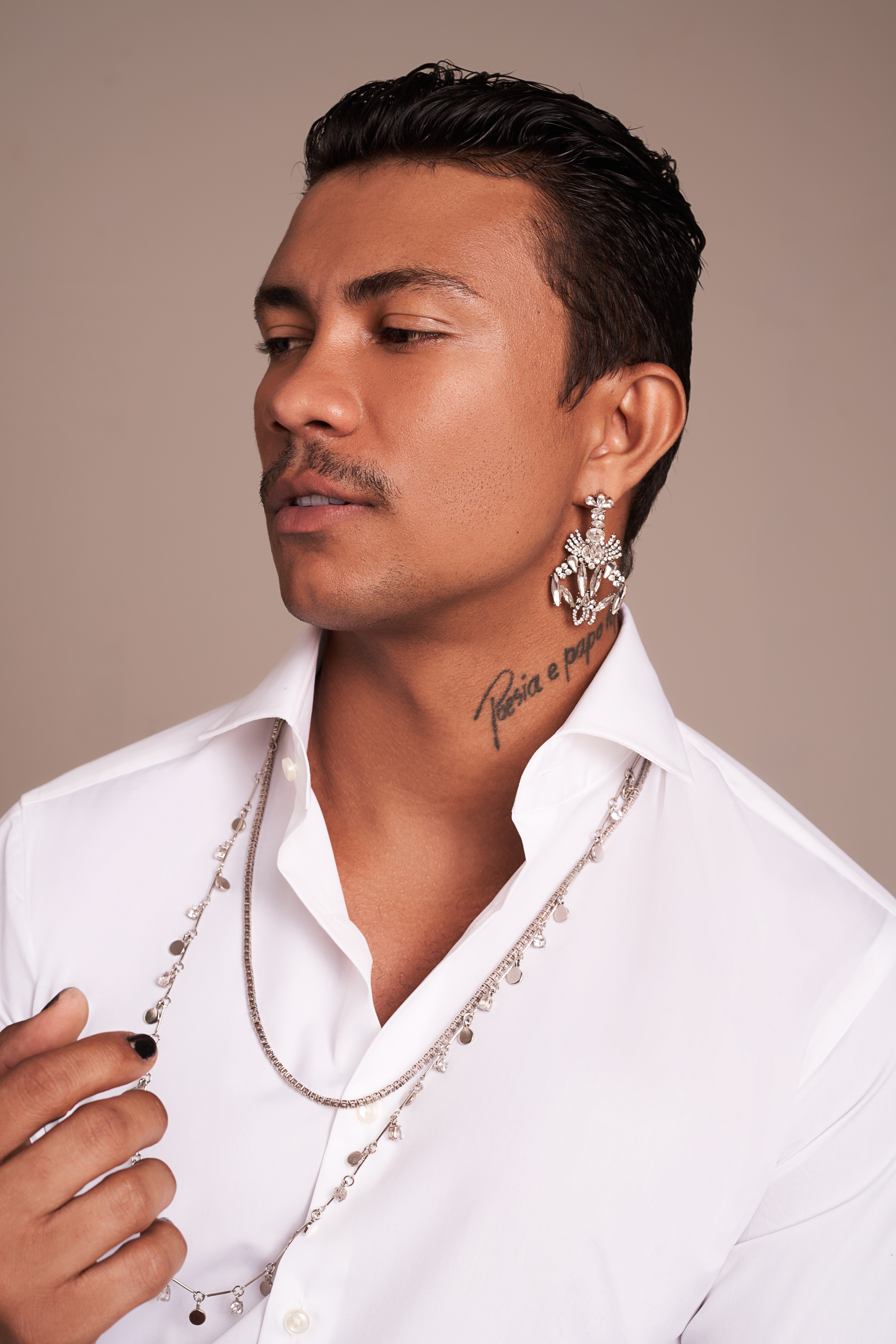 Xamã na capa da Rolling Stone Brasil de janeiro de 2022. Xamã veste terno, camisa e calça Hugo Boss (@hugoboss), óculos Balmain (@balmain) exclusivo na Protus Group Brasil (@protusgroupbr) e joias Marisa Clearmann (@marisaclearmannjoias)