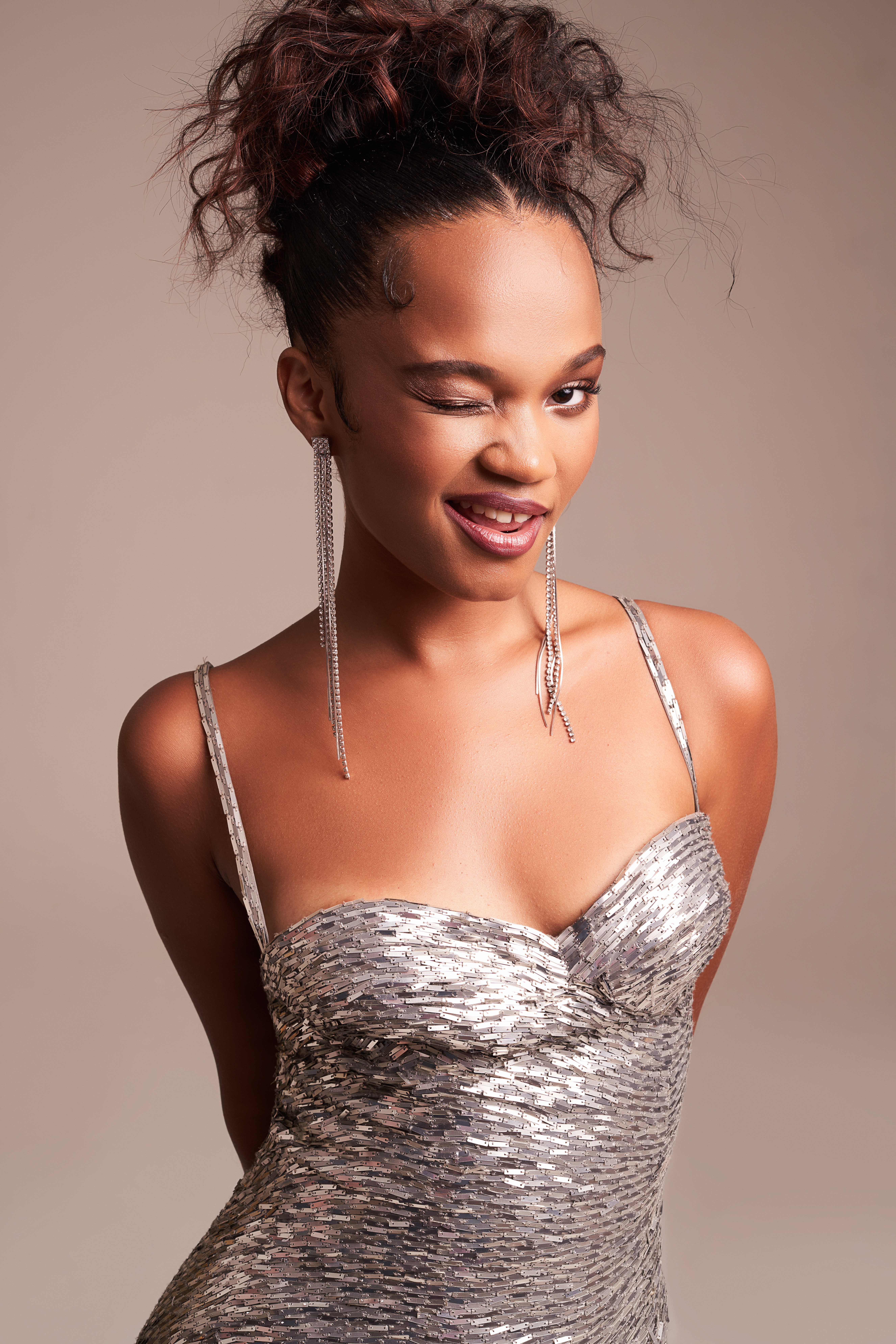 Agnes Nunes na capa da Rolling Stone Brasil de janeiro de 2022. Xamã veste terno, camisa e calça Hugo Boss (@hugoboss), óculos Balmain (@balmain) exclusivo na Protus Group Brasil (@protusgroupbr) e joias Marisa Clearmann (@marisaclearmannjoias)