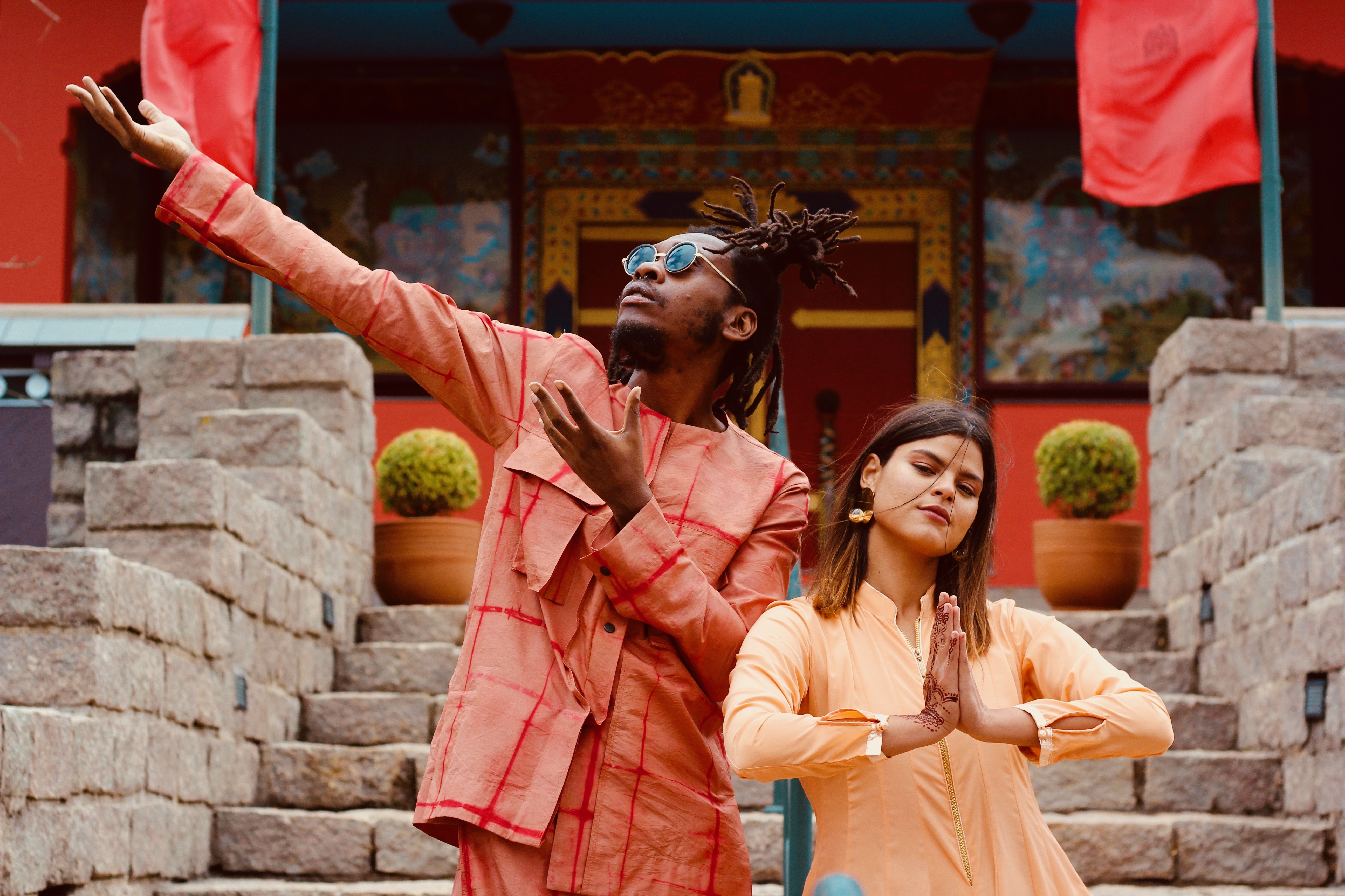 Rincon Sapiência e Amanda Magalhães, no clipe de "Fazer Valer" (Foto: Carime Elmor)