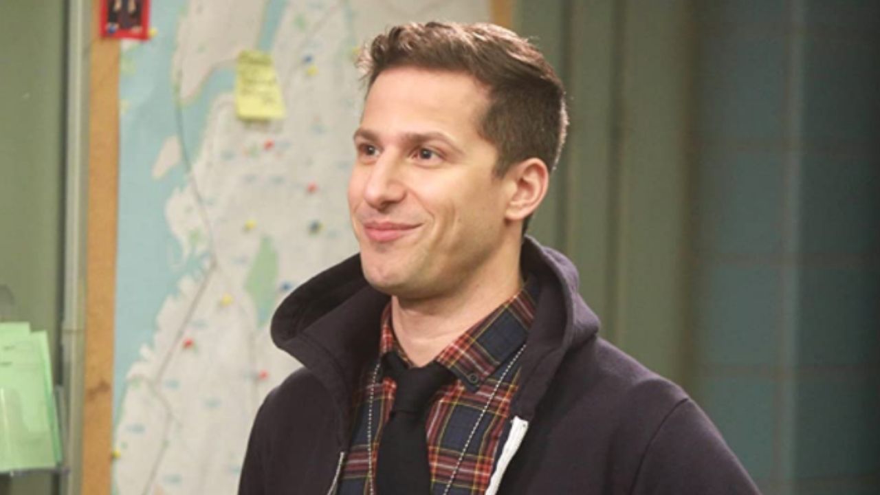 Andy Samberg em Brooklyn Nine-Nine (Foto: Reprodução/IMDb)