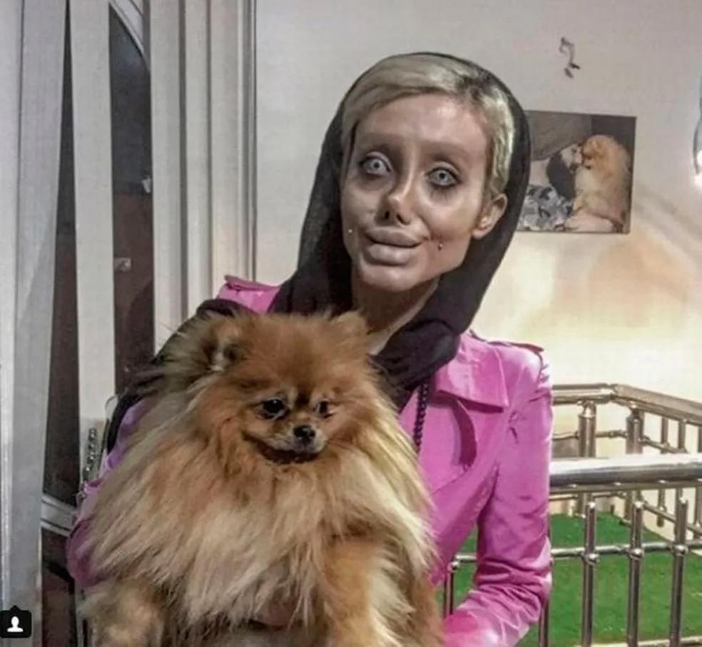 Sahar Tabar como "Angelina Jolie zumbi"