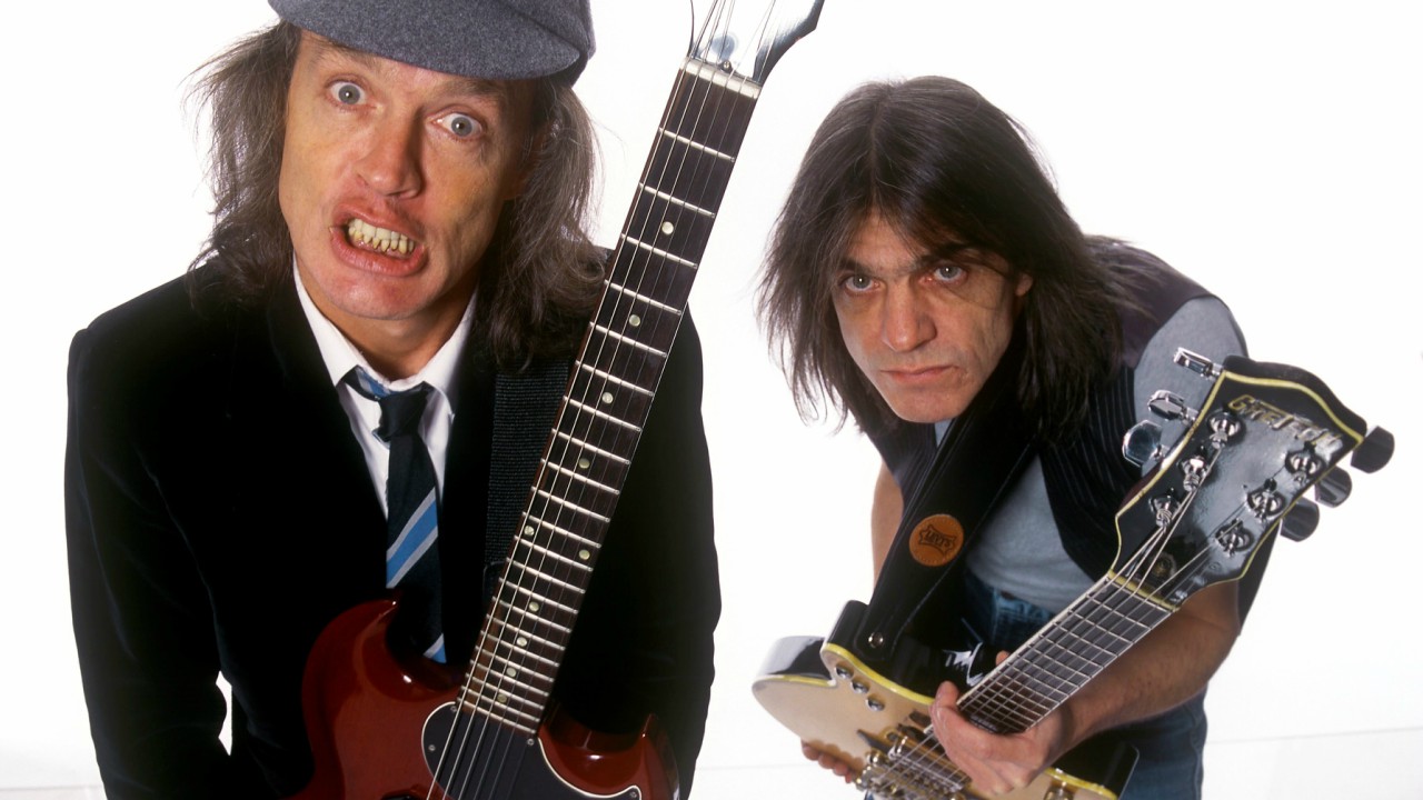 Os irmãos Angus e Malcolm Young (Foto: RTKleiman / MediaPunch)