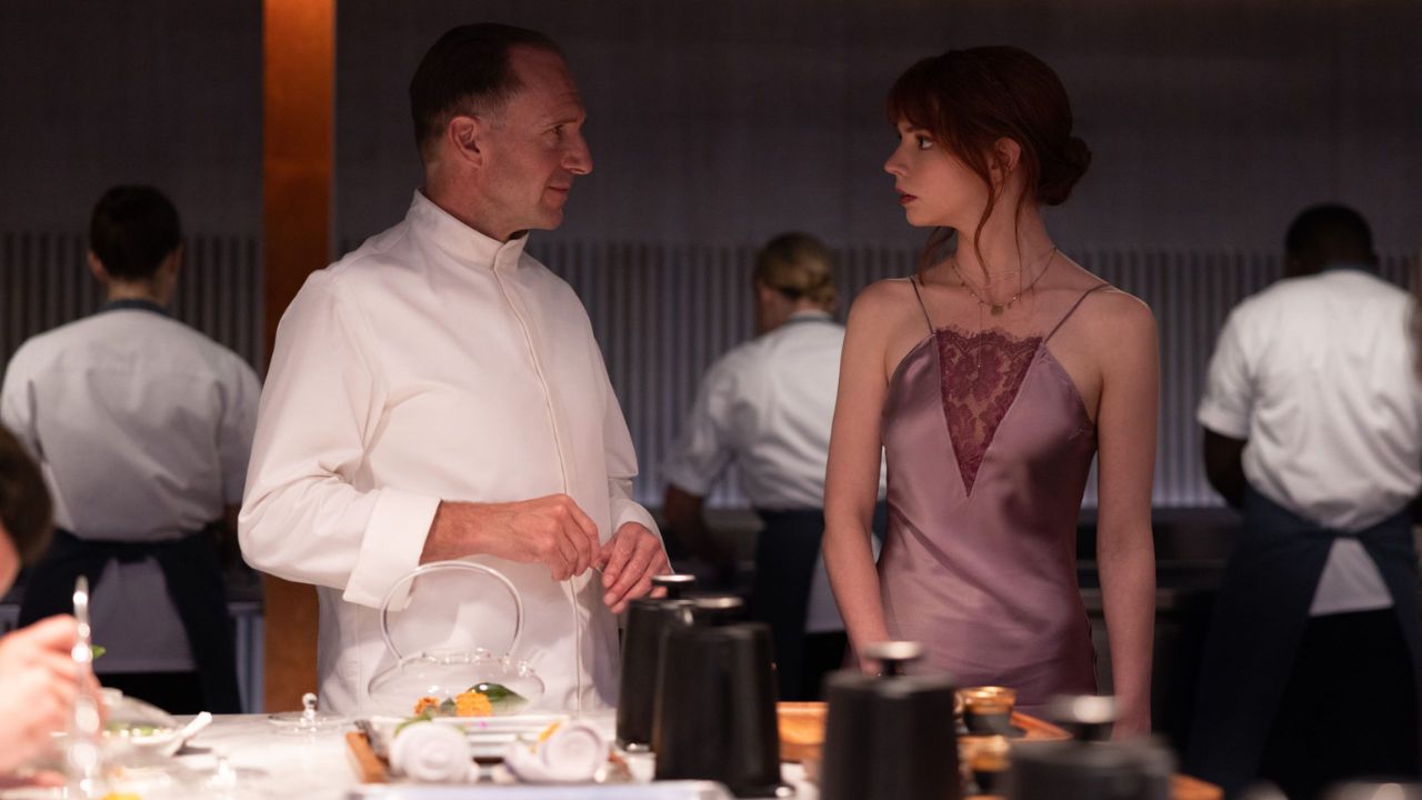 Anya Taylor-Joy e Ralph Fiennes em The Menu (Foto: Divulgação)