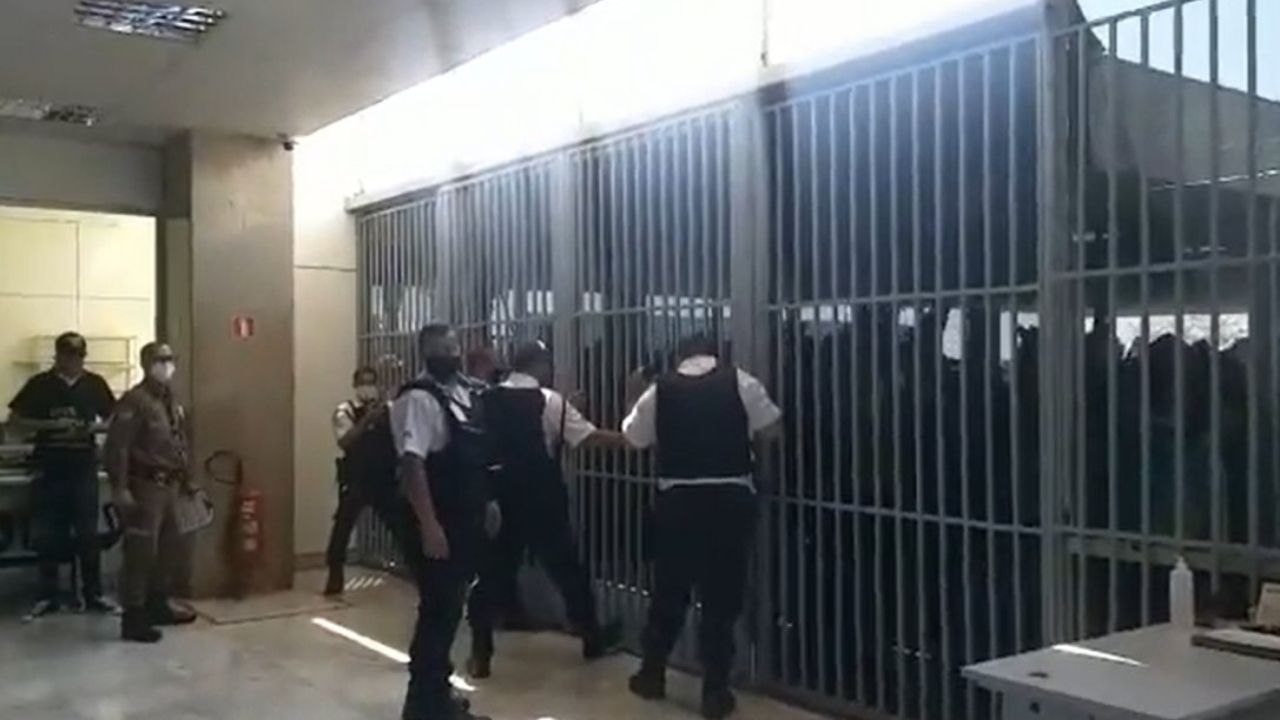 Grupo de apoiadores de Jair Bolsonaro tenta invadir Ministério da Saúde nesta quarta, 8 (Foto: Reprodução)