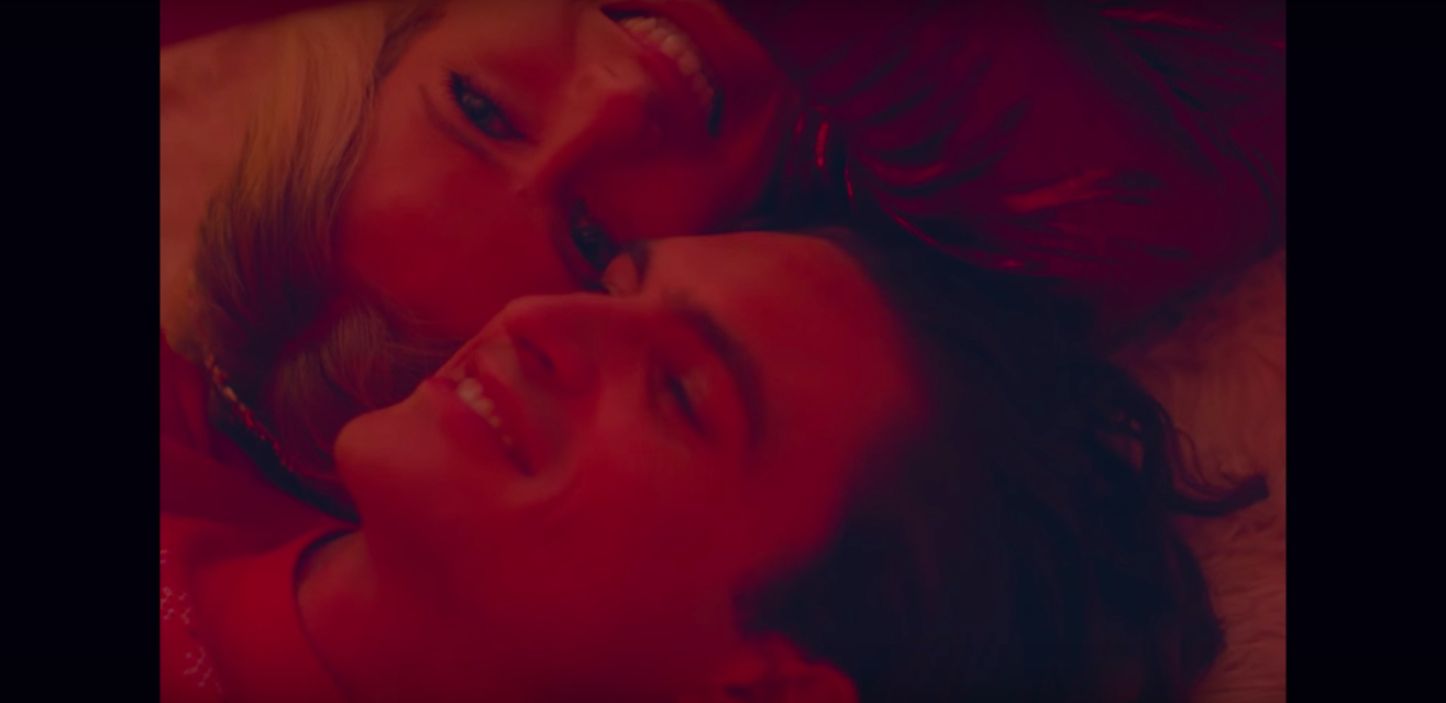 Avril Lavigne durante o clipe de Tell Me It's Over (Foto: Reprodução)