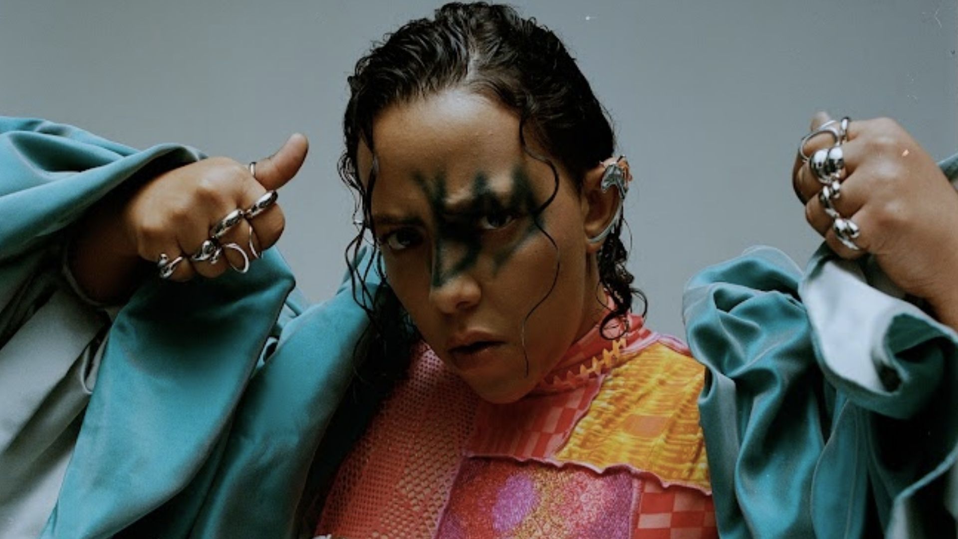 BADSISTA na capa de Gueto Elegance (Foto: Pedro Pinho)