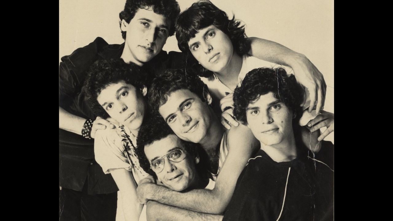 Barão Vermelho e Ezequiel Mendes (na foto, Ezequiel, no centro, é abraçado por Cazuza) Crédito: Frederico Mendes / Divulgação / 1984