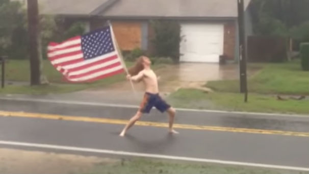 Homem faz bate-cabeça solitário durante furacão nos EUA; assista