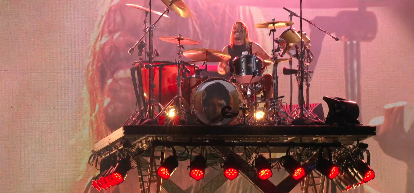 Taylor Hawkins faz solo de bateria no Rock in Rio e estampa rosto de ex-oasis no bumbo (Foto: Reprodução/Globo)