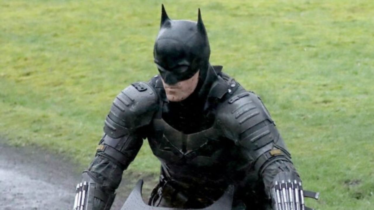 Dublê aparece com o traje completo do novo Batman (Foto:Reprodução/Twitter/PA Media)