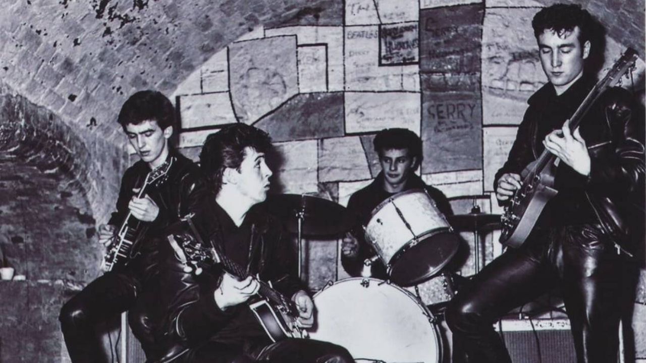 Os Beatles com Pete Best na bateria (Foto: Reprodução/ Twitter/ Liverpool Beatles Museum)