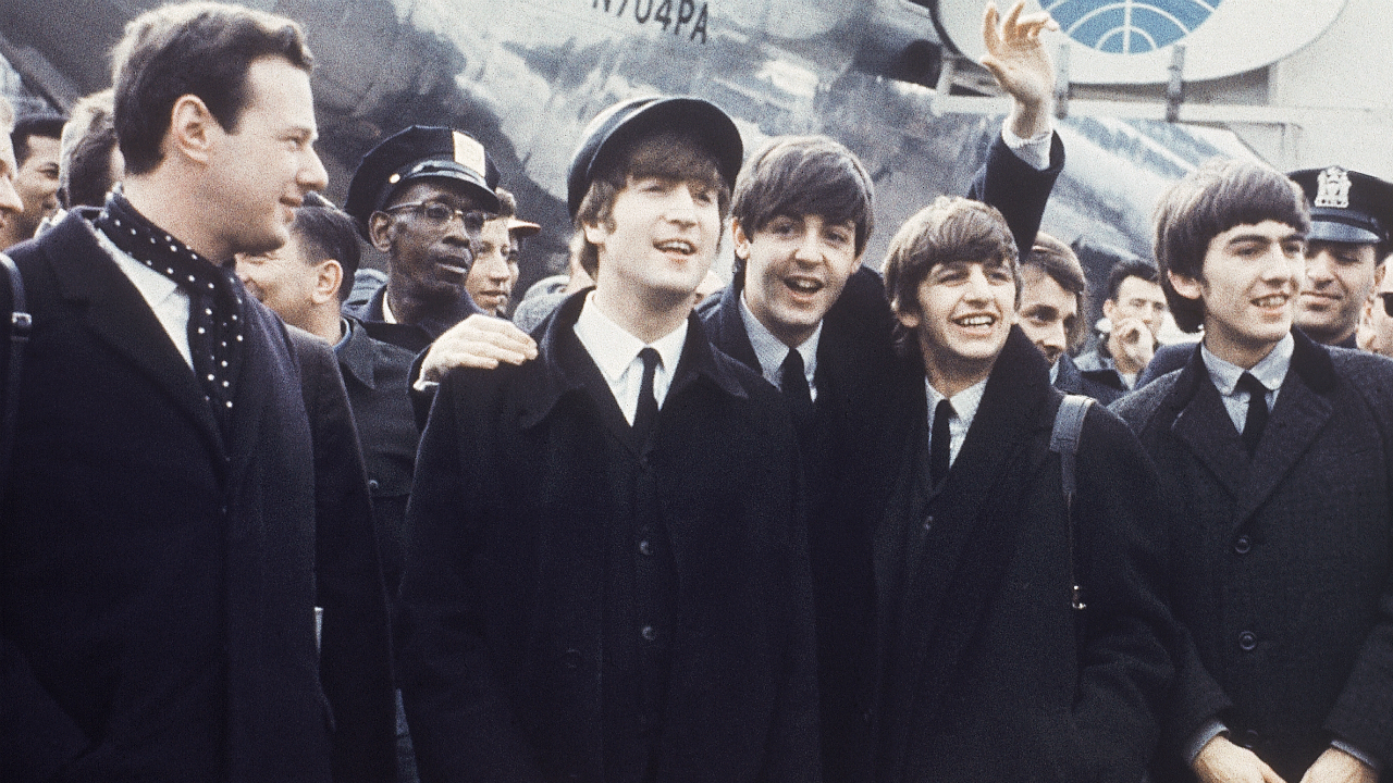 Da esquerda para a direita estão Brian Epstein, John Lennon, Paul McCartney, Ringo Starr e George Harrison (Foto: AP Images)