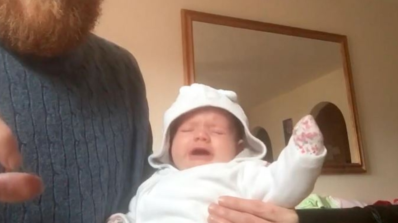 Bebê só para de chorar com Slipknot (Foto: @Minh1905 / Reddit / Reprodução)