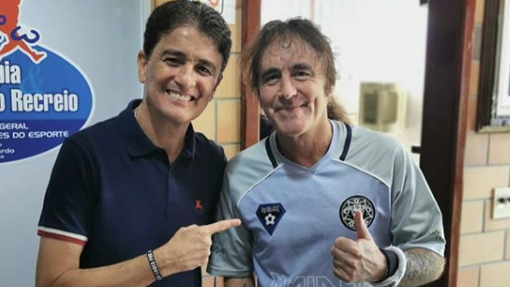 Iron Maiden: Steve Harris joga futebol no Rio com Bebeto, Djalminha e Luizão