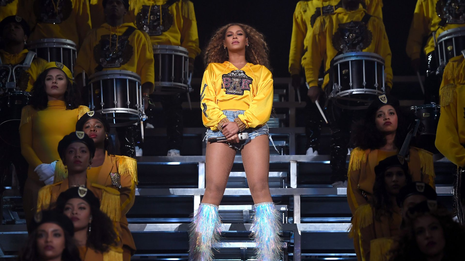 Beyoncé confirma turnê e leiloa ingressos por R$ 258 mil