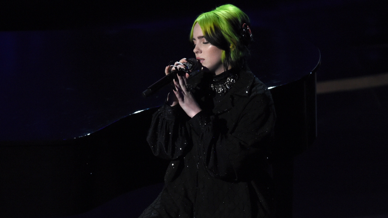 Billie Eilish se apresenta com um cover de "Yesterday" no Oscar (foto: Chris Pizzello/ AP)