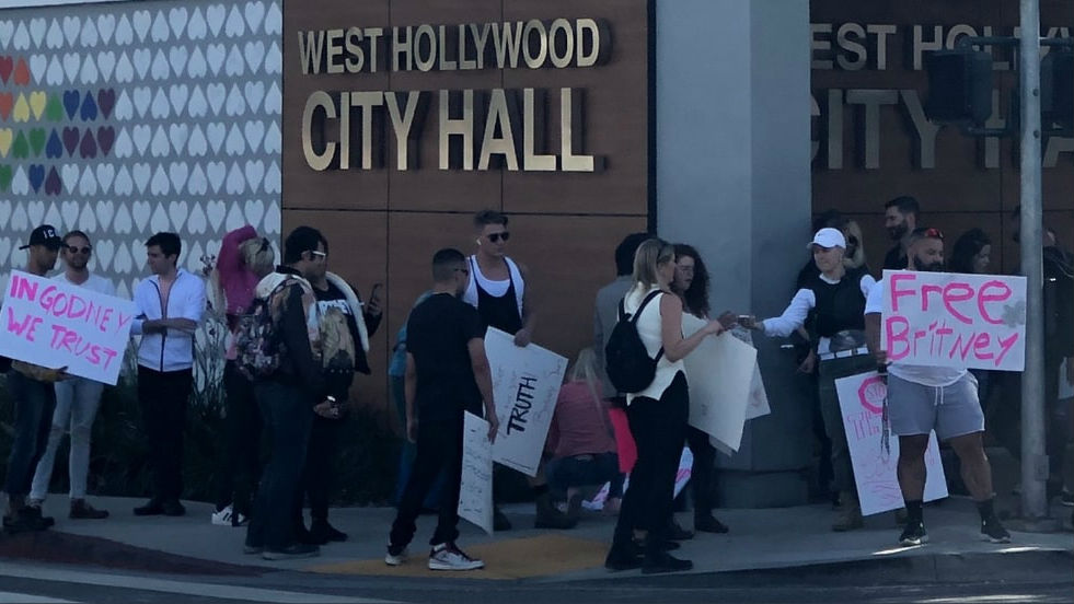 Manifestação em frente à prefeitura de Los Angeles (Foto:Reprodução/Twitter/@gregw_dj)