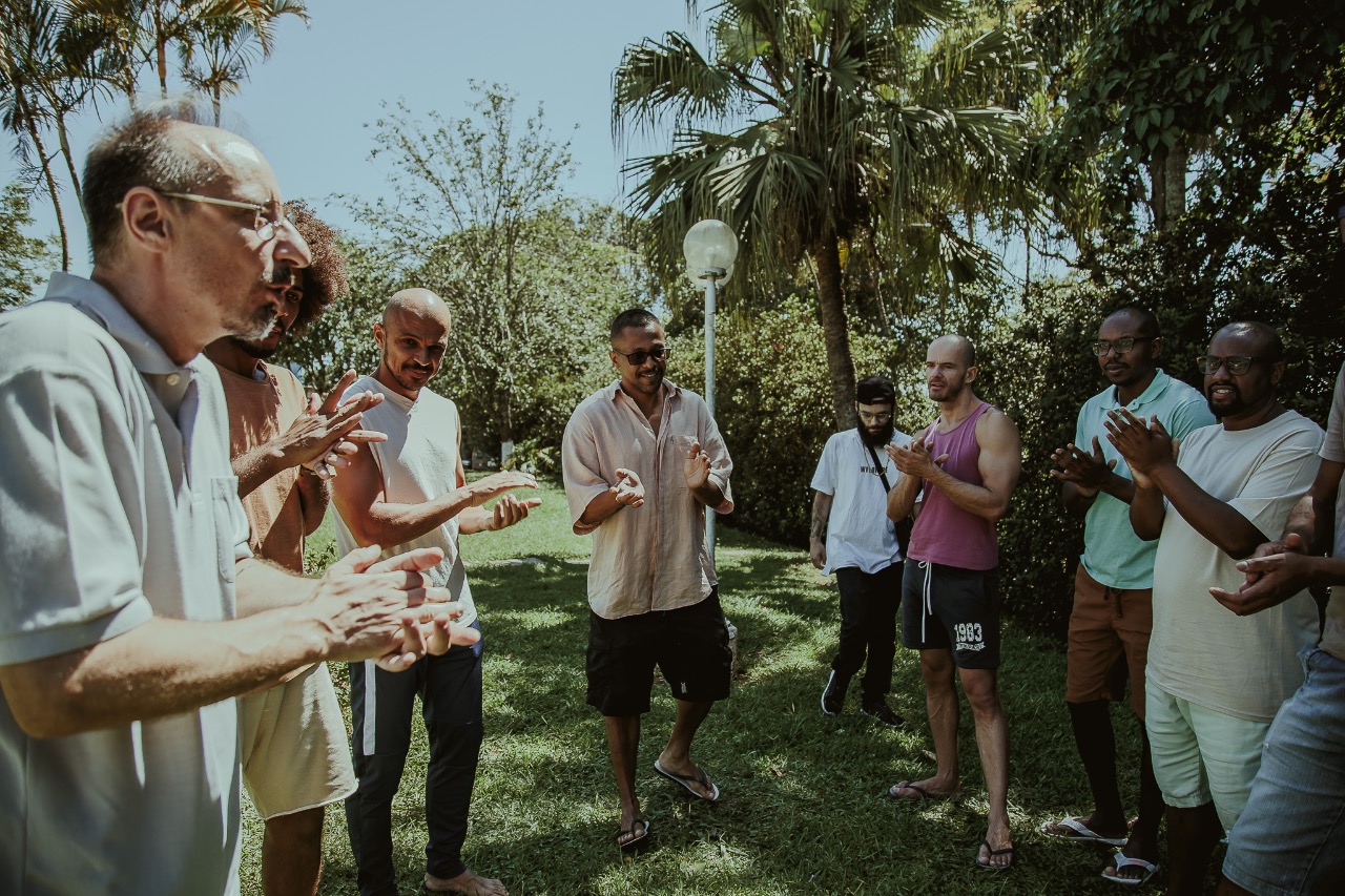 Black Alien (centro), no clipe 'Que Nem o Meu cachorro' (Crédito: Reprodução)