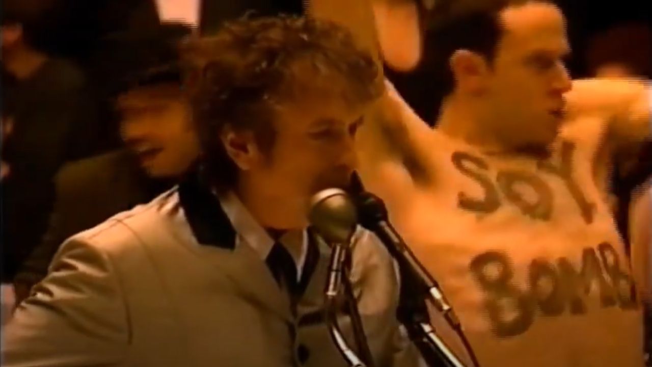 Soy Bomb no meio da apresentação de Bob Dylan no Grammy (Foto: Reprodução/YouTube)