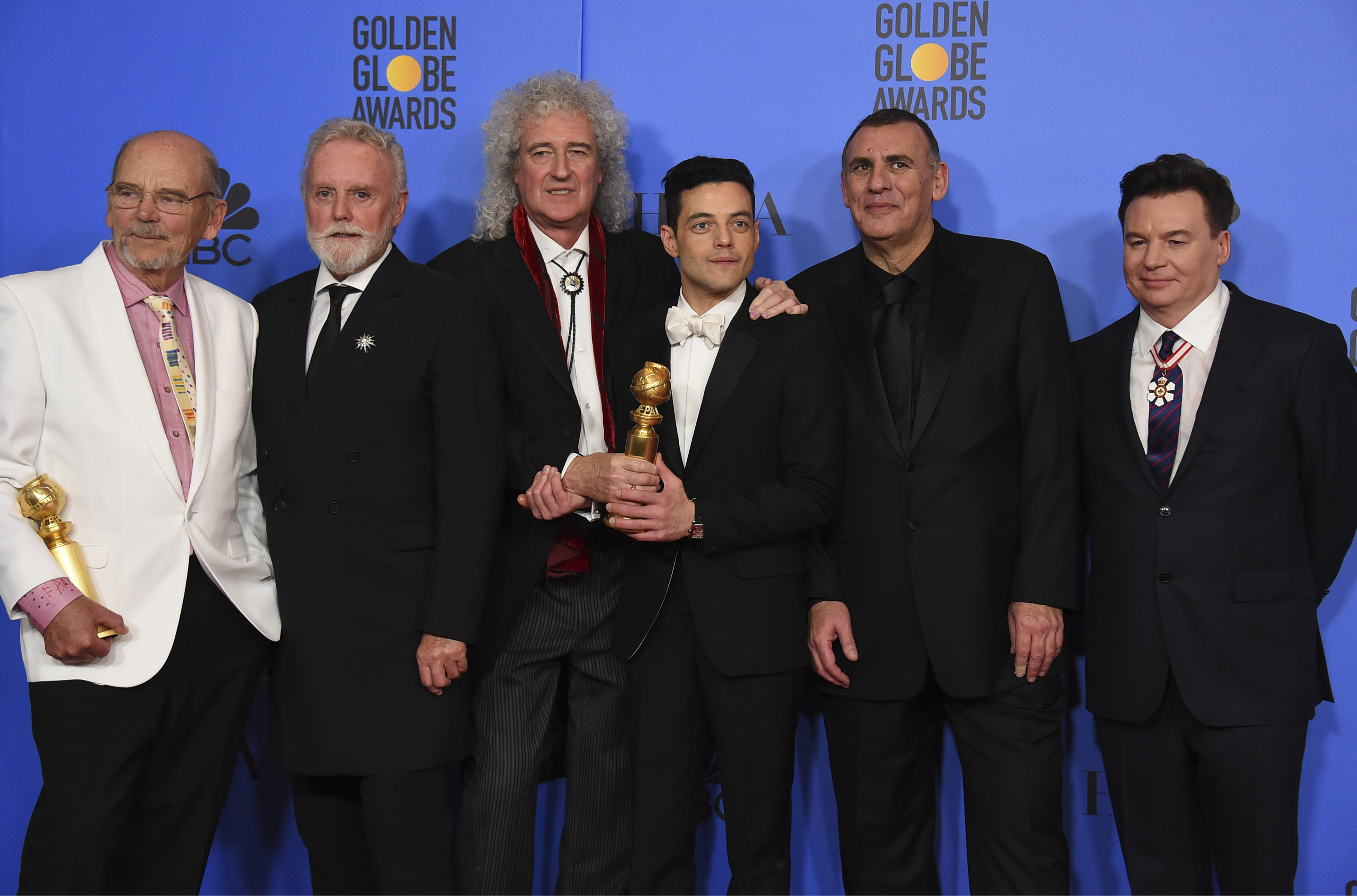 Elenco de Bohemian Rhapsody e integrantes do Queen no Globo de Ouro 2019 (Foto:Jordan Strauss/Invision/AP)