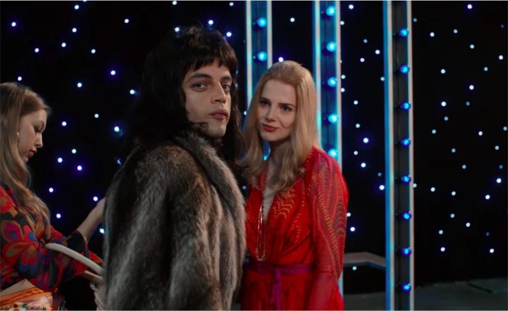 Rami Malek e Lucy Boynton em cena de Bohemian Rhapsody (foto: Divulgação)
