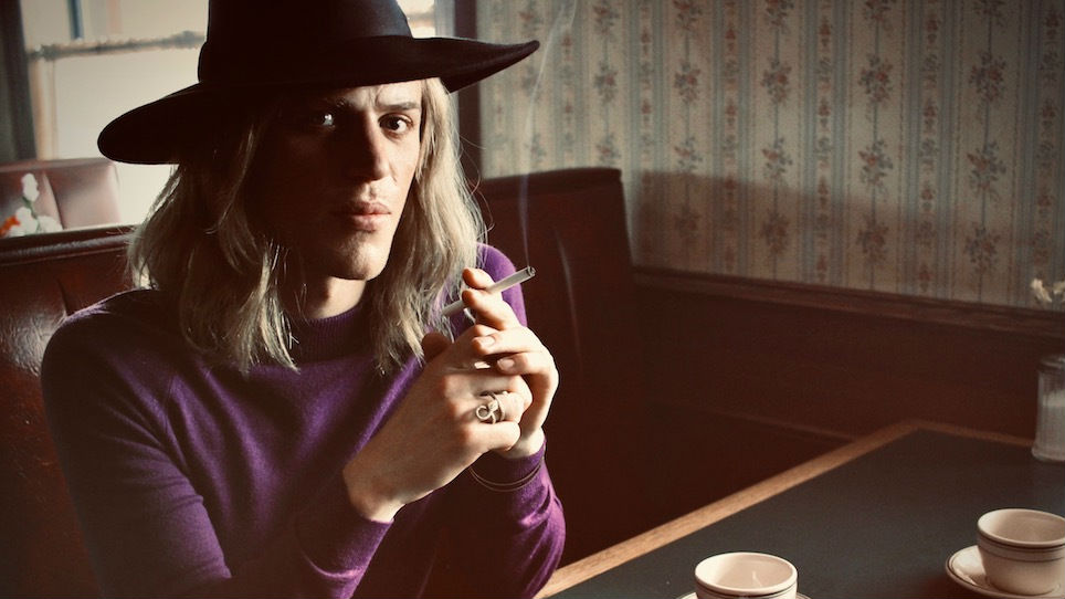 Primeira imagem do filme sobre David Bowie é revelada; veja