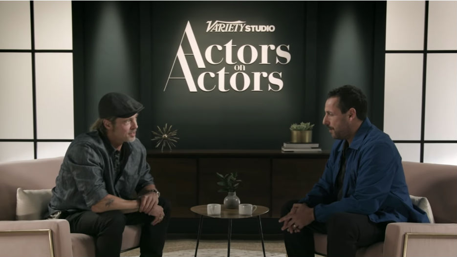Brad Pitt e Adam Sandler no quadro Actors on Actors, da Variety (Foto:Reprodução/YouTube)