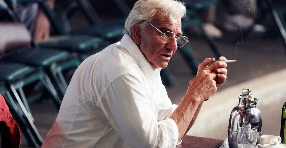 Bradley Cooper como Leonard Bernstein