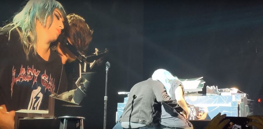 Bradley Cooper e Lady Gaga durante dueto de "Shallow", em Las Vegas (Foto: Reprodução/ Youtube)