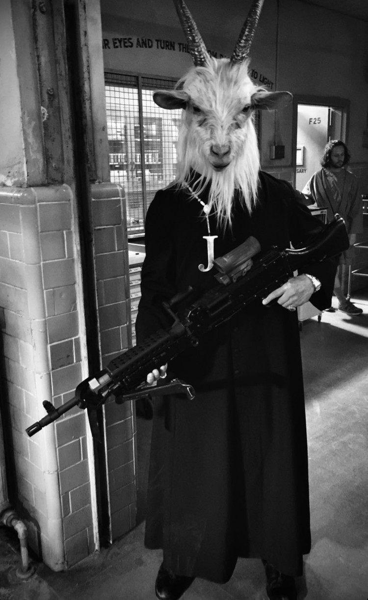 pastor cabeça de bode em esquadrão suicida