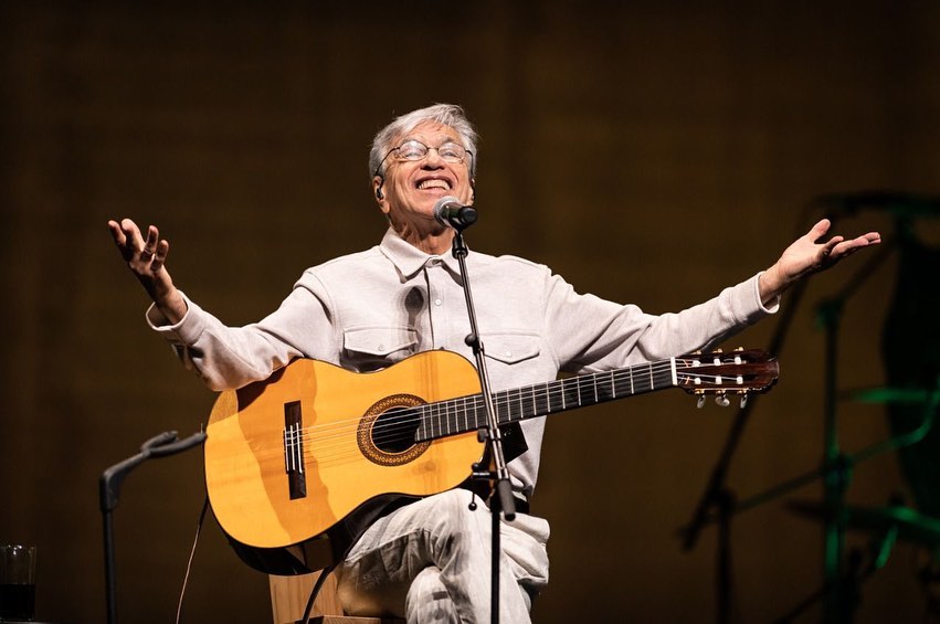 Caetano Veloso segue em turnê com show 'Meu Coco'