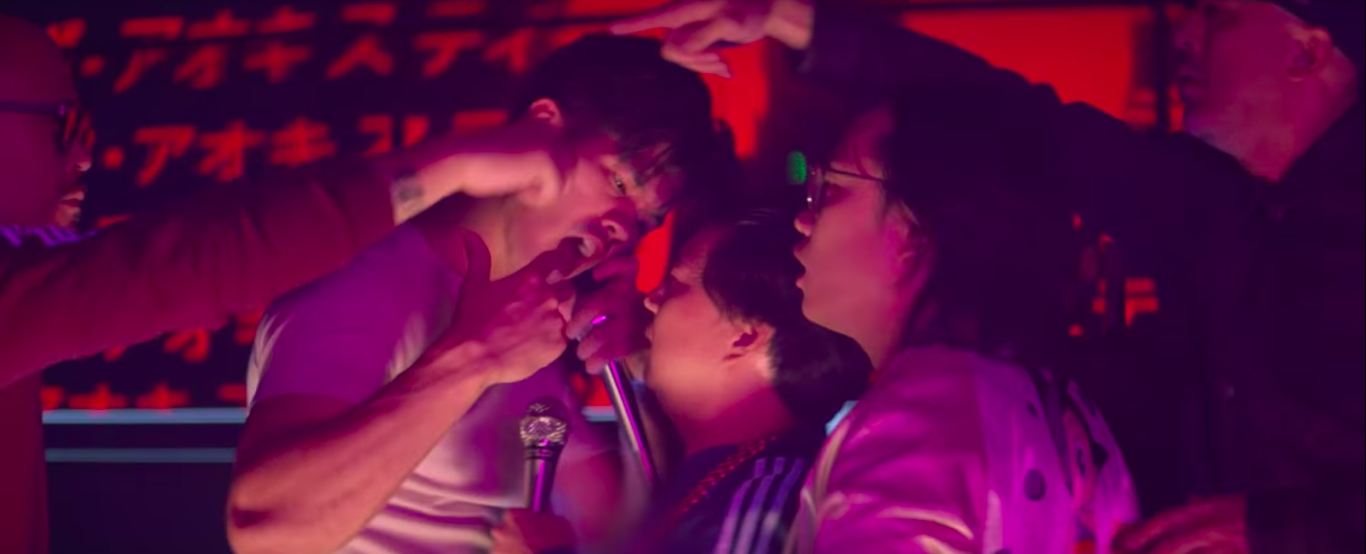 Ross Butler e Ken Jeong no clipe de Waste It On Me (Foto: Reprodução)